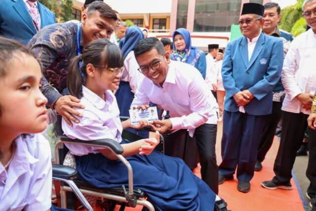 Andra Soni Serahkan Buku Tabungan Program Sekolah Gratis Tahun Ajaran 2025/2026