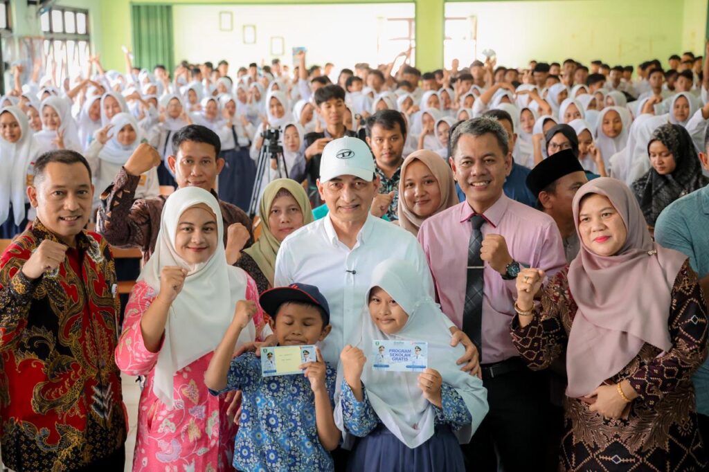 Serahkan Buku Tabungan Program Sekolah Gratis, Wagub Banten Yakini Bakal Tingkatkan Kualitas Pendidikan Provinsi Banten Serahkan Buku Tabungan Program Sekolah Gratis, Wagub Banten Yakini Bakal Tingkatkan Kualitas Pendidikan Provinsi Banten