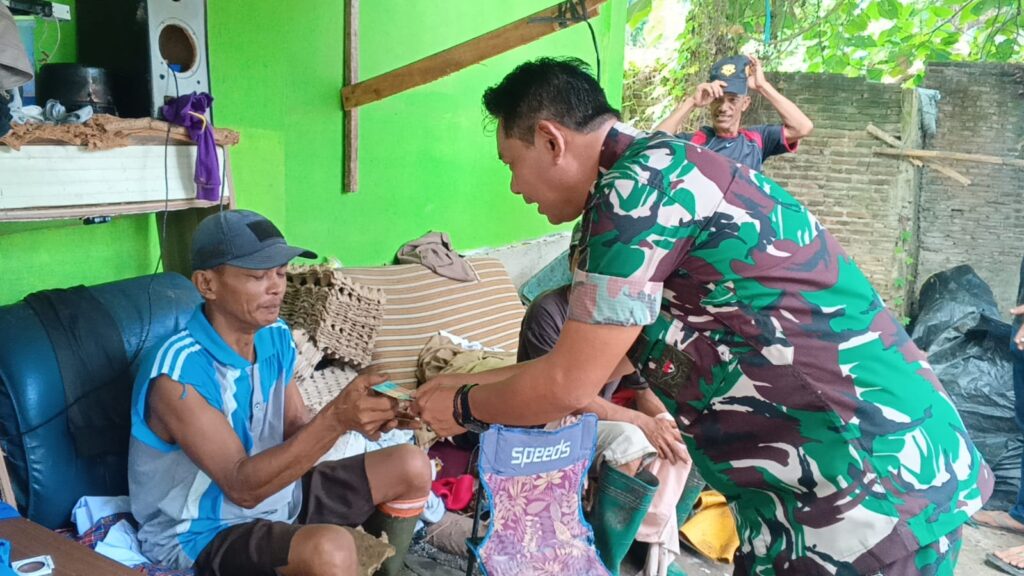Babinsa Koramil Kota Serang Berbagi Kebahagiaan Bersama Pekerja Pencari Sampah