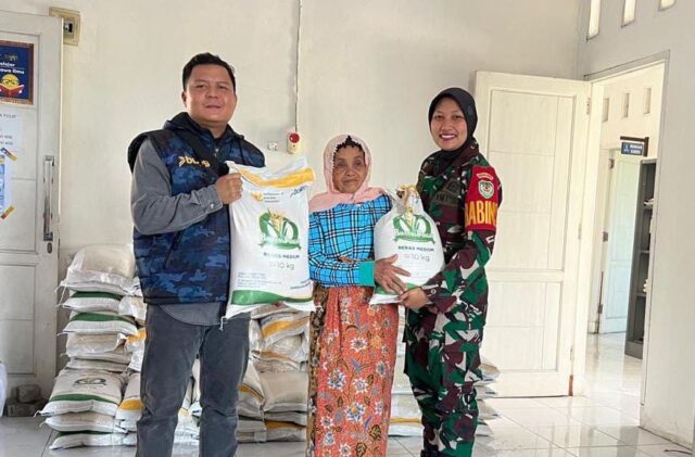 Danramil Kramatwatu Kerahkan Babinsa Pantau Penyaluran Bantuan Sosial Beras