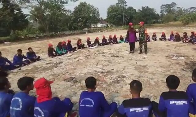 Babinsa Koramil Baros Latih Paskibraka Untuk Persiapan Upacara HUT RI Ke 80 Tahun 2025