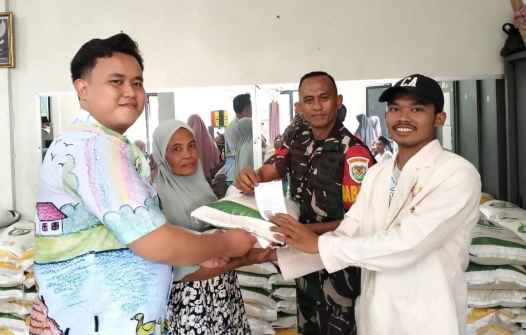 Danramil Ciomas Kerahkan Babinsa Dampingi Penyaluran Bansos Beras Danramil Ciomas Kerahkan Babinsa Dampingi Penyaluran Bansos Beras