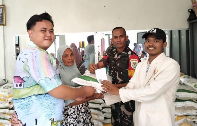 Danramil Ciomas Kerahkan Babinsa Dampingi Penyaluran Bansos Beras