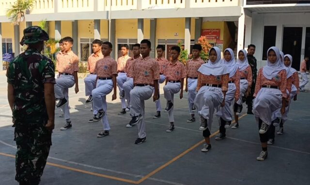 Bentuk Karakter Generasi Muda, Babinsa Koramil Kota Serang Latih PBB dan Wawasan Kebangsaan