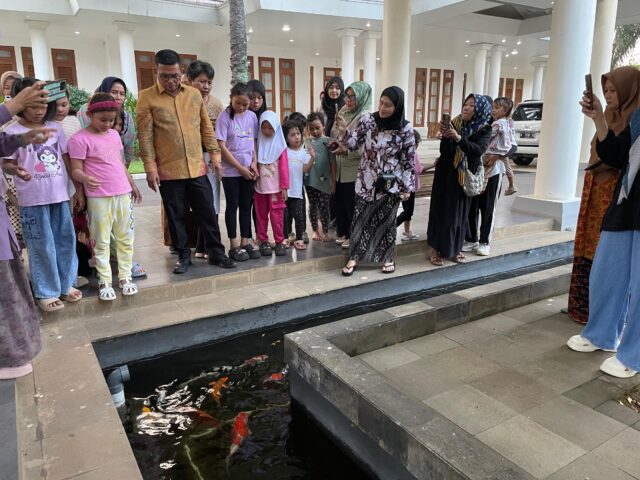 Andra Soni Perkenalkan Anak-anak Sejarah dan Lingkungan Gedung Negara
