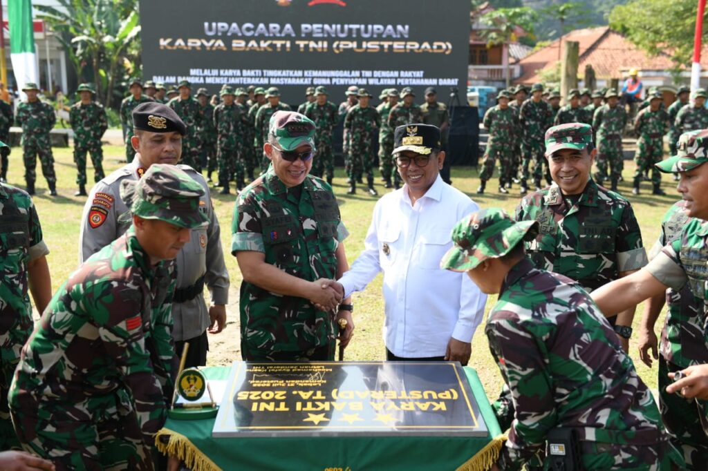 Danpusterad : Gotong Royong Menjadi Bukti Nyata Kebersamaan Sebagai Wujud Manunggal TNI-Rakyat. Danpusterad : Gotong Royong Menjadi Bukti Nyata Kebersamaan Sebagai Wujud Manunggal TNI-Rakyat.
