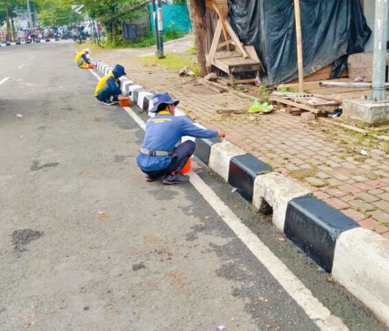 UPTD PJJ Seragon Percantik Jalan Palima–Pakupatan dengan Pengecatan Ulang