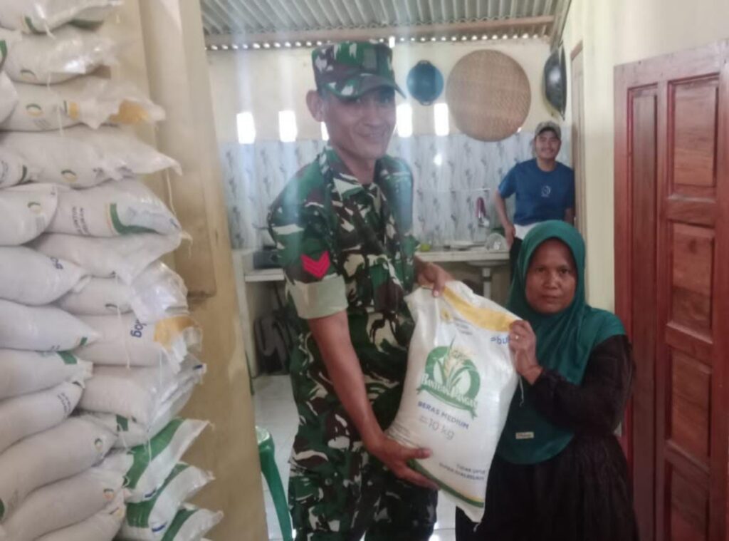 Danramil Carenang Kerahkan Babinsa Awasi Penyaluran Bantuan Pangan Di Kecamatan Binuang