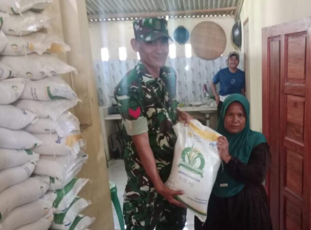 Danramil Carenang Kerahkan Babinsa Awasi Penyaluran Bantuan Pangan Di Kecamatan Binuang