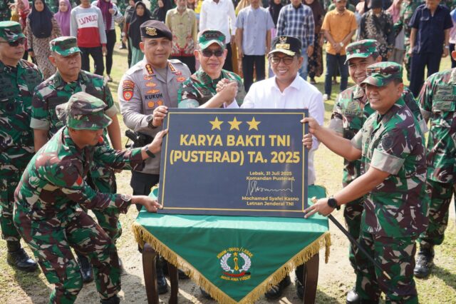 Wujudkan Kemanunggalan TNI-Rakyat, Danrem 064/ MY Hadiri Penutupan Karya Bhakti TNI di Lebak