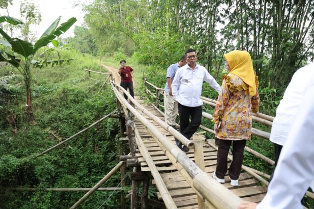 Respon Langsung Aspirasi Masyarakat Saat Kunjungan, Andra Soni Tinjau Jembatan Bambu Antar Desa