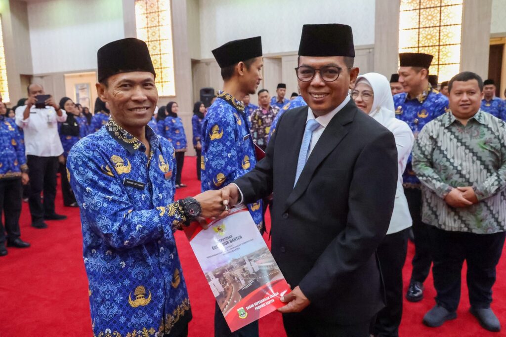 Andra Soni Serahkan 9.709 SK PPPK Pemprov Banten Andra Soni Serahkan 9.709 SK PPPK Pemprov Banten