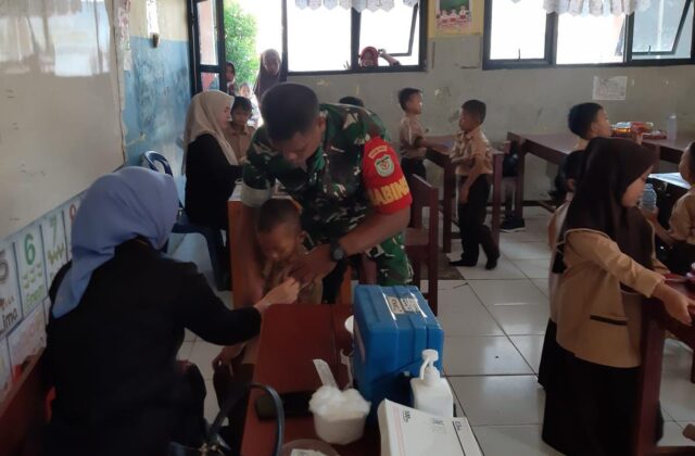 Koramil Baros Dukung Penuh Kesehatan Generasi Muda Melalui CKG dan BIAS di SDN 1 Baros