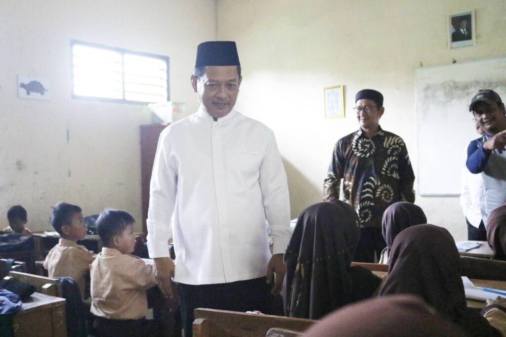 Wabup Serang Kunjungi SDN Kalong Pasca Viral di Medsos Wabup Serang Kunjungi SDN Kalong Pasca Viral di Medsos
