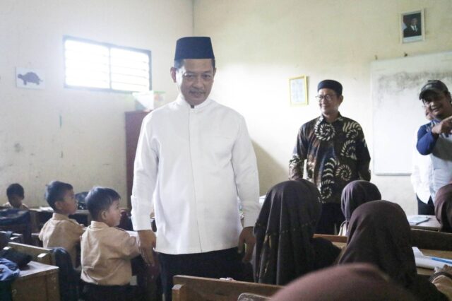Wabup Serang Kunjungi SDN Kalong Pasca Viral di Medsos