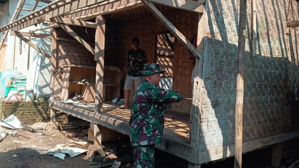 Dari Bilik Bambu Ke Rumah Layak Huni : Koramil Petir Wujudkan Impian Sarmani Dari Bilik Bambu Ke Rumah Layak Huni : Koramil Petir Wujudkan Impian Sarmani