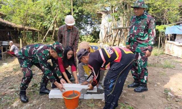 Danramil Kopo Letakkan Batu Pertama Program Rutilahu di Desa Majasari