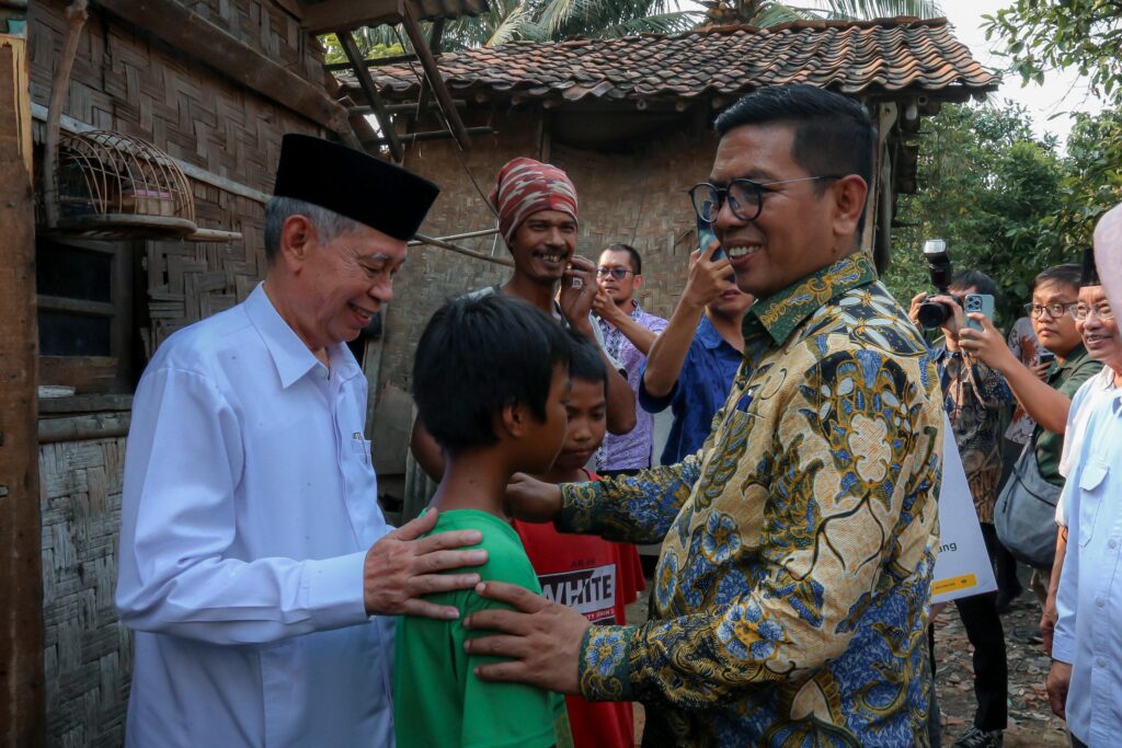 Distribusikan Bantuan Baznas, Andra Soni Ajak Masyarakat Berzakat Distribusikan Bantuan Baznas, Andra Soni Ajak Masyarakat Berzakat