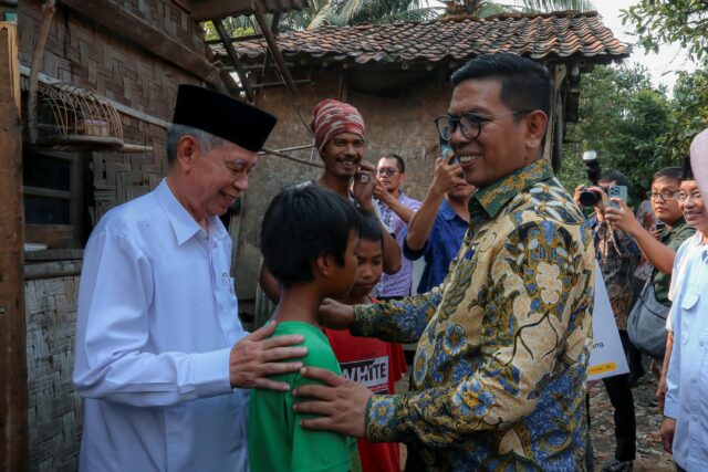 Distribusikan Bantuan Baznas, Andra Soni Ajak Masyarakat Berzakat