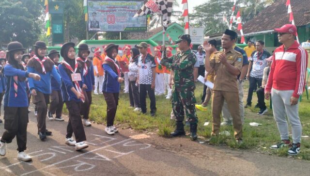 Memeriahkan HUT RI Ke-80, Babinsa Koramil Petir Membuka Kegiatan Jalan Santai