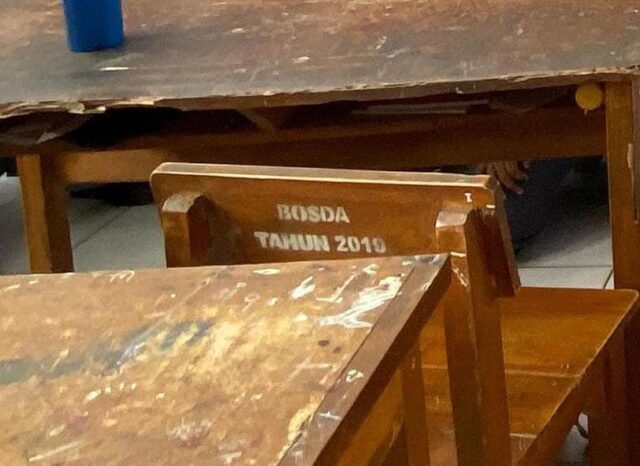 Kursi dan Meja Lapuk di SMAN 2 Kota Serang, Bosda Tiap Tahun Dipertanyakan