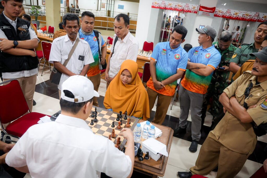 Wagub Banten Kunjungi Pekan Olahraga Catur Antar OPD Pemkab Tangerang Wagub Banten Kunjungi Pekan Olahraga Catur Antar OPD Pemkab Tangerang
