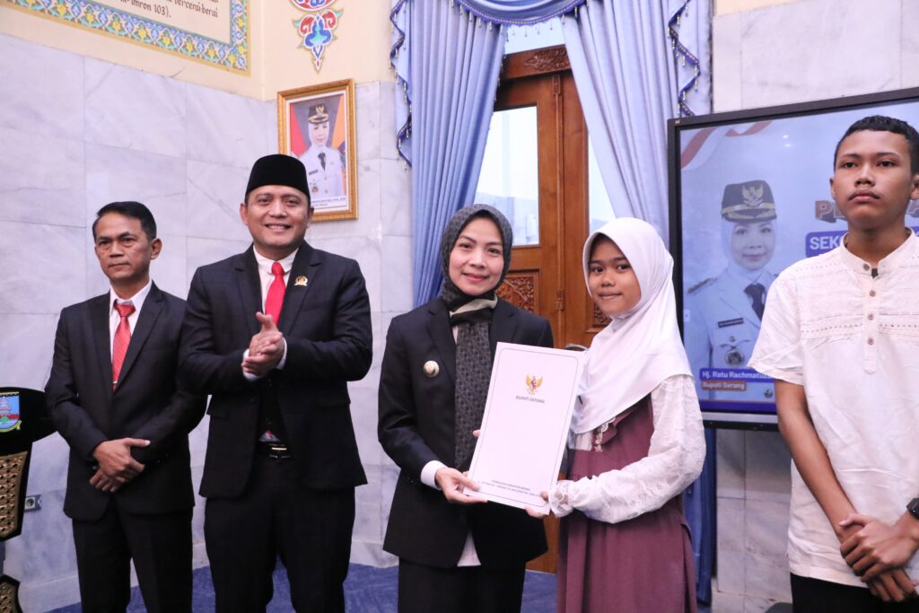 Ratu Zakiyah Lepas 19 Siswa Asal Kabupaten Serang Berangkat ke Sekolah Rakyat Tangsel Ratu Zakiyah Lepas 19 Siswa Asal Kabupaten Serang Berangkat ke Sekolah Rakyat Tangsel
