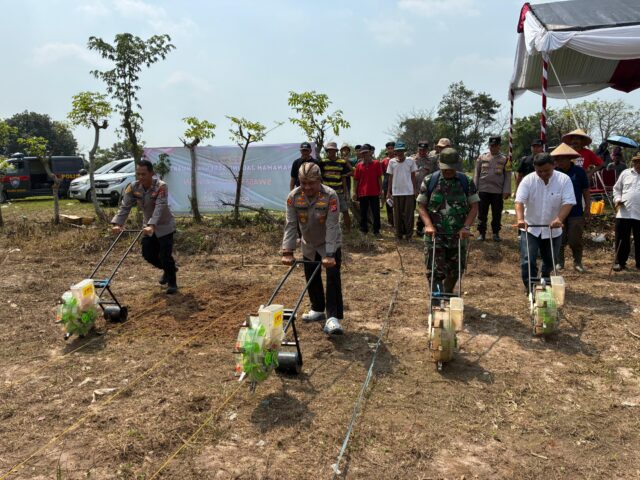 Program Swasembada Pangan, Kapolres Gelar Penanaman Jagung Kuartal III di Desa Parigi