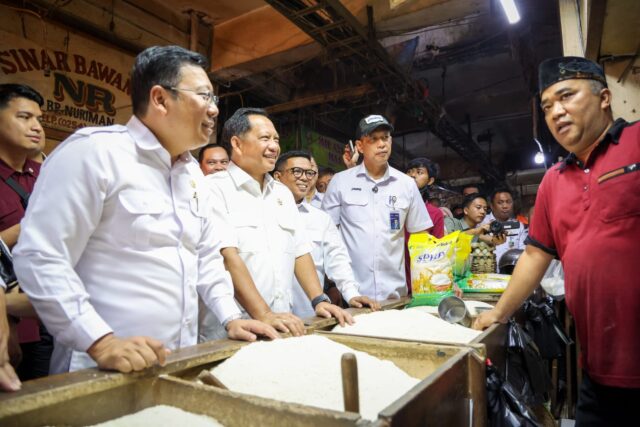 Andra Soni Dampingi Mendagri Tinjau Harga Pangan di Pasar Induk Rau, Kota Serang