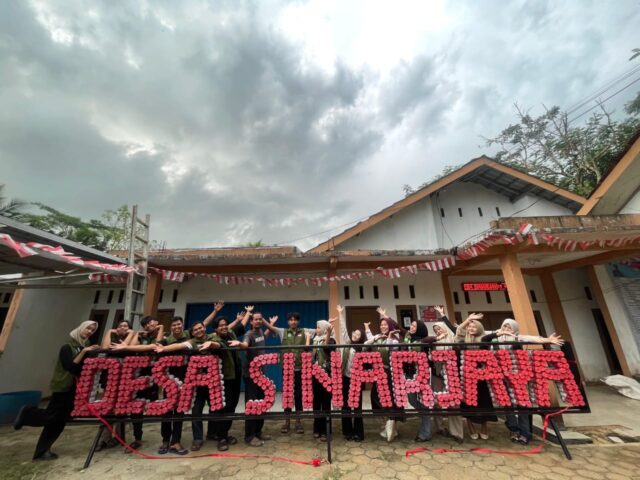 Mengubah Plastik Jadi Ecobrick, Mahasiswa KKN Sinarjaya UNMA 2025 Tunjukkan Inovasi