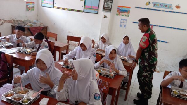 Babinsa Labuan Dampingi Program Makan Bergizi Gratis di Kecamatan Labuan