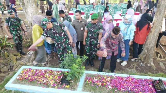 Dandim Pandeglang Dampingi Pangdam III Siliwangi Ziarah ke Makam Orang Tua di Cimanuk