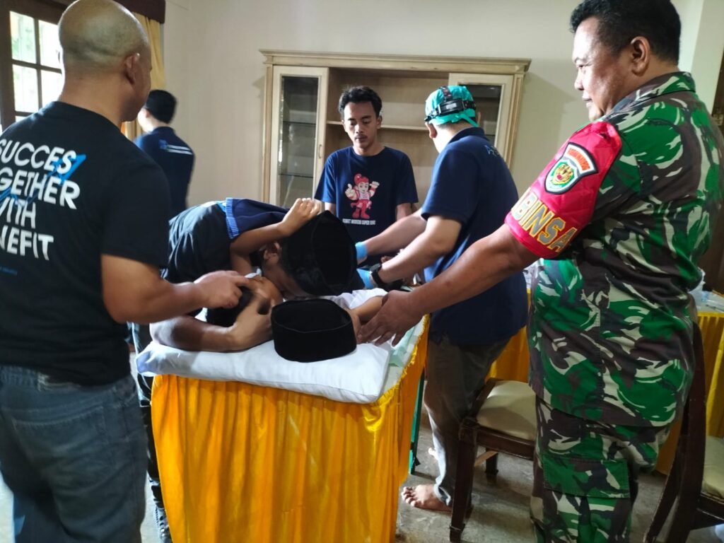 Babinsa Koramil Labuan Dampingi Kegiatan Khitanan Massal di Carita Babinsa Koramil Labuan Dampingi Kegiatan Khitanan Massal di Carita