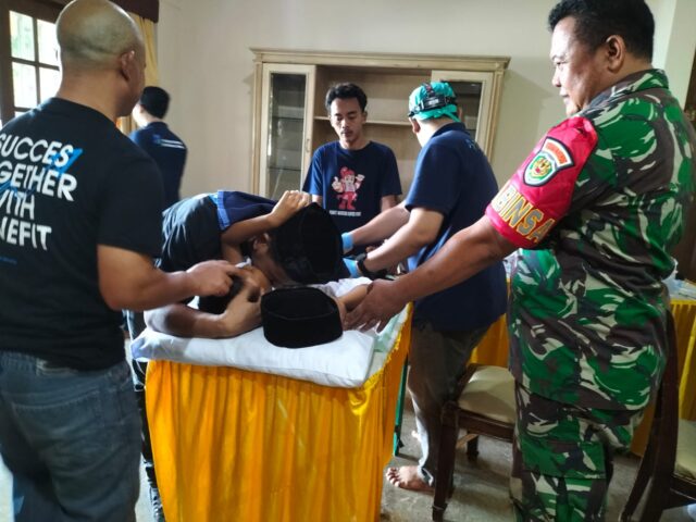Babinsa Koramil Labuan Dampingi Kegiatan Khitanan Massal di Carita