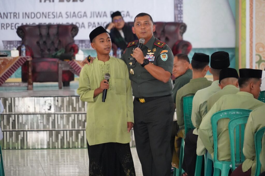 Danrem 064/MY Ajak Santri Al Mubarok, Bangga Menjadi Bangsa Indonesia Danrem 064/MY Ajak Santri Al Mubarok, Bangga Menjadi Bangsa Indonesia