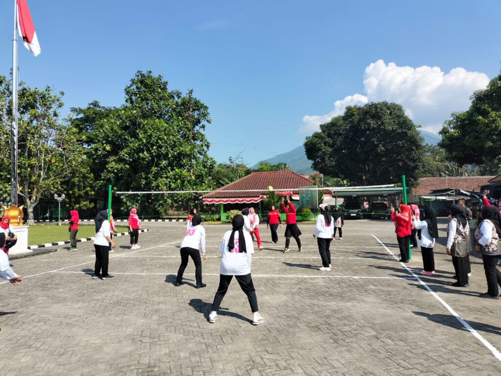 Olahraga Bersama Persit KCK Korcab Rem 064 dan Cabang XXXIII Kodim 0601/Pandeglang Olahraga Bersama Persit KCK Korcab Rem 064 dan Cabang XXXIII Kodim 0601/Pandeglang