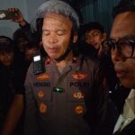 Andra Soni dan Kapolda Banten Temui Massa Aksi di Tengah Hujan Deras