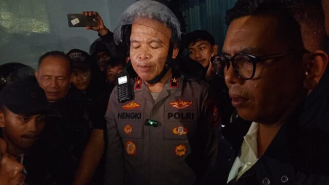Andra Soni dan Kapolda Banten Temui Massa Aksi di Tengah Hujan Deras