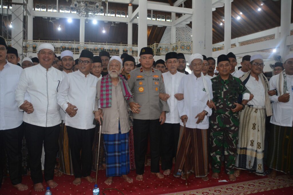 Danrem 064/MY Hadiri Istighosah, Pemprov Banten, Doa untuk Persatuan dan Kesatuan Bangsa Danrem 064/MY Hadiri Istighosah, Pemprov Banten, Doa untuk Persatuan dan Kesatuan Bangsa