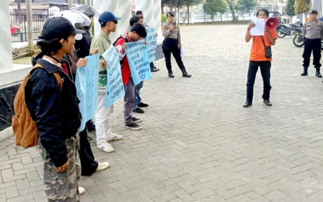 Aktivis Pandeglang Gerudug Kantor Bupati, Menyoal MoU Penerimaan Sampah Tangsel ke Pandeglang