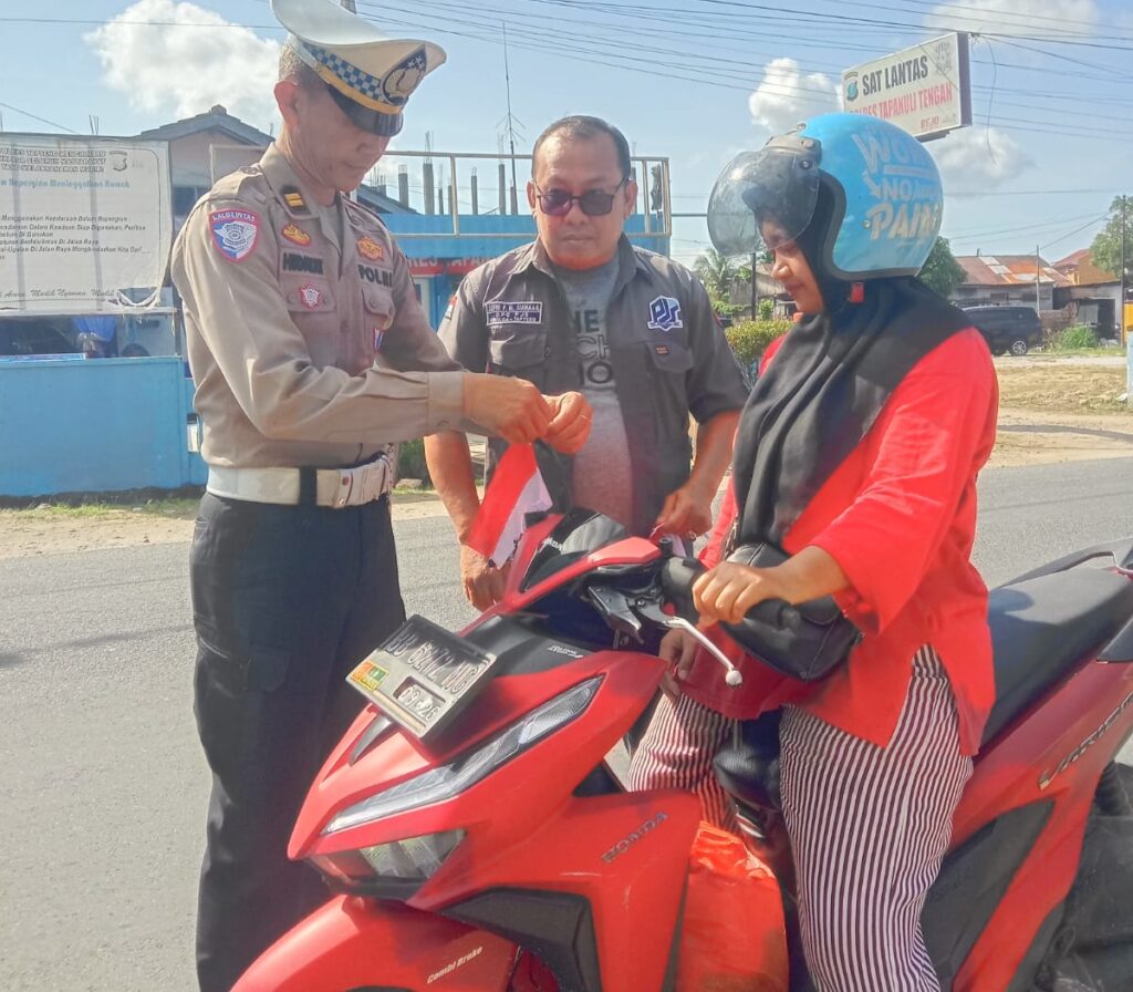 Semarak HUT RI ke-80, PJS Sibolga-Tapteng dan Polres Tapteng Bagikan Bendera Merah Putih Semarak HUT RI ke-80, PJS Sibolga-Tapteng dan Polres Tapteng Bagikan Bendera Merah Putih