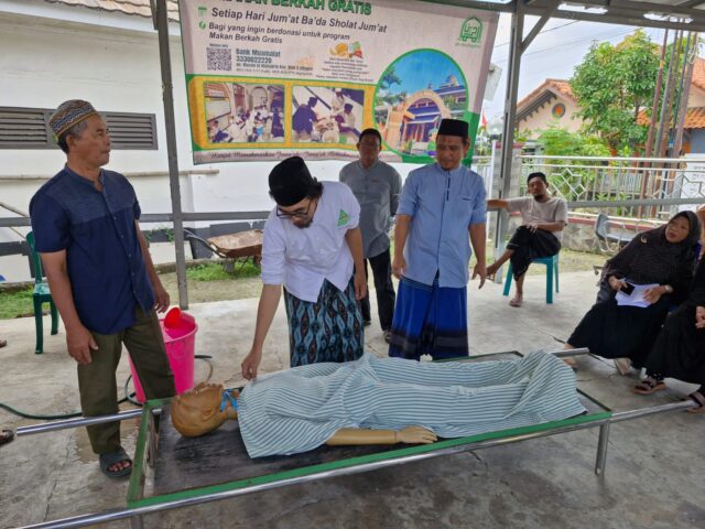 Gus Mubin Bimbing Warga Cilegon Praktik Pengurusan Jenazah