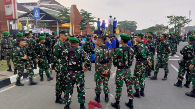 Tekankan Prinsip Humanis, Dandim Serang Pantau Langsung Pengamanan Demo Di Kantor DPRD Banten