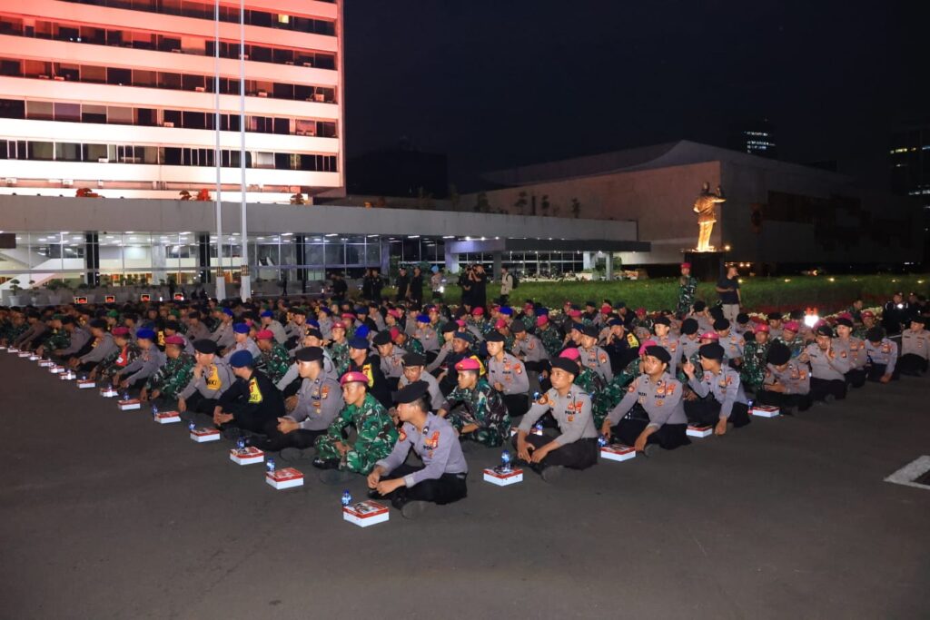 Makan Malam Bersama, Kapolri Beri Motivasi Pasukan Pengamanan DPR/MPR RI Makan Malam Bersama, Kapolri Beri Motivasi Pasukan Pengamanan DPR/MPR RI