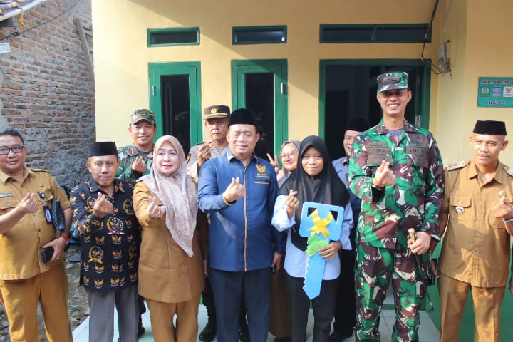 Dandim Serang Letkol Arm Oke Kistiyanto Serahkan Rumah Hasil Rehab Rutilahu