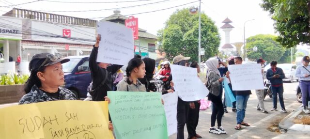 Bank Banten Disorot, Warga Gelar Aksi “Bacakan” di Depan Kantor Pusat