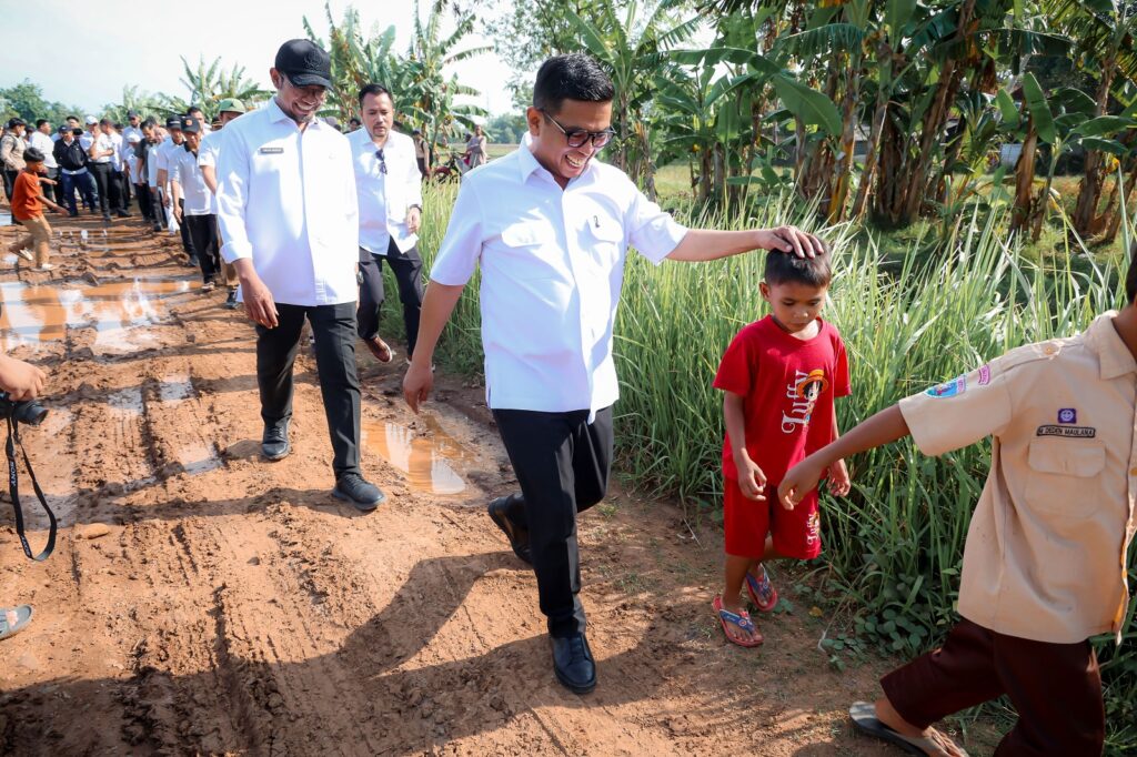Masuk Program Bang Andra, Andra Soni Tinjau Jalan Poros Desa Sindang Asih – Badak Anom Kabupaten Tangerang