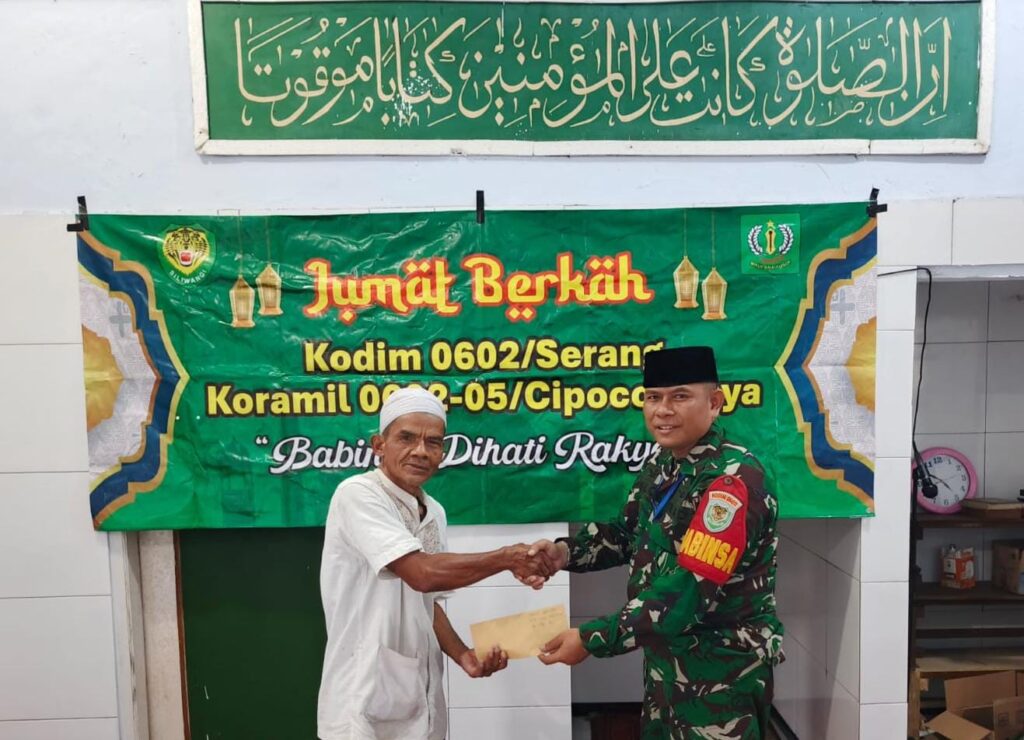 Babinsa Koramil Cipocok Jaya Berikan Bantuan Jum’at Berkah Untuk Mushola At-Taqwa
