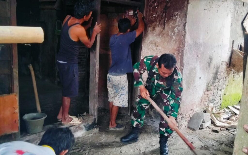 Sambut HUT TNI ke-80, Babinsa Koramil Kragilan Gotong Royong Perbaiki Rumah Warga yang Tak Layak Huni