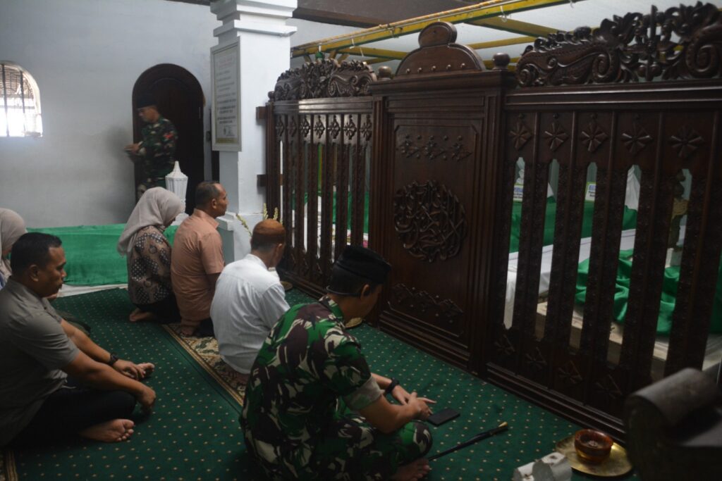Danrem 064/MY Ziarah ke Makam Sultan Banten Danrem 064/MY Ziarah ke Makam Sultan Banten
